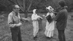 Wrzesień 1981. Pisarz, reżyser Tadeusz Konwicki podczas realizacji filmu "Dolina Issy". Fot. PAP/Witold Rozmysłowicz