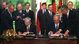 Podpisanie traktatu między Rzecząpospolitą Polską a Republiką Federalną Niemiec o dobrym sąsiedztwie i przyjaznej współpracy. Nz. sygnatariusze premier RP Jan Krzysztof Bielecki (L) i Kanclerz Niemiec Helmut Kohl (P). W głębi m.in. polski dyplomata Jan Barcz (1L), szef polskiego protokołu dyplomatycznego Janusz Świtkowski (2L), minister spraw zagranicznych Polski Krzysztof Skubiszewski (3L), szef niemieckiego MSZ Hans Dietrich Genscher (1P), ambasador Polski w Niemczech Janusz Reiter (4L), tłumacz Andrzej S