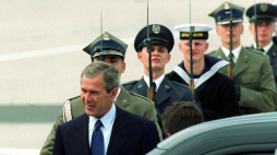 Wizyta prezydenta USA Georgea W. Busha w Polsce w 2001r. Fot. PAP/Radek Pietruszka