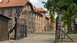 Brama do KL Auschwitz z napisem "Arbeit macht frei". Fot. PAP/Jerzy Ochoński