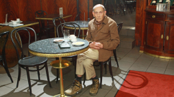 Warszawa , 7.08.2012 r. Prozaik , scenarzysta i reżyser Tadeusz Konwicki w kawiarni Blikle na Nowym Świecie. Fot. PAP/Maciej Kłoś