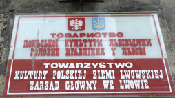 Tablice na na siedzibie Towarzystwa Kultury Polskiej Ziemi Lwowskiej we Lwowie. Fot. PAP/Darek Delmanowicz
