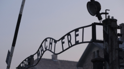 Oświęcim, 27.01.2017 r. Brama byłego obozu Auschwitz I, w dniu obchodów 72. rocznicy wyzwolenia niemieckiego obozu zagłady KL Auschwitz-Birkenau. Fot. PAP/Andrzej Grygiel