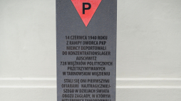 Upamiętnienie na dworcu kolejowym w Tarnowie pierwszego transportu więżniów do niemieckiego obozu koncentracyjnego Auschwitz. Fot. PAP/Paweł Topolski