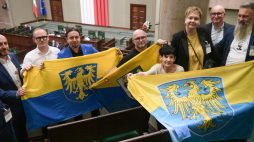 Europoseł Łukasz Kohut (3L) i przedstawiciele Górnego Śląska na galerii sejmowej w 2024 r. Fot. PAP/Marcin Obara