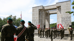 Obchody Narodowego Dnia Powstań Śląskich przed Pomnikiem Czynu Powstańczego na Górze Św. Anny. Fot. PAP/Krzysztof Świderski