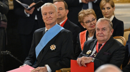 Prof. Michał Kleiber (z lewej), kanclerz kapituły Orderu Orła Białego podczas zaprzysiężenia prezydenta Katola Nawrockiego. Fot. PAP/Radek Pietruszka