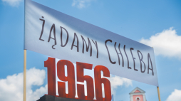 Poznań, 2.06.2026 r. Otwarcie wystawy „I te strzały nie były już dane w powietrze, ale do ludzi... Poznański Czerwiec 1956” na Placu Kolegiackim w Poznaniu. Fot. PAP/Jakub Kaczmarczyk