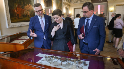 Minister kultury i dziedzictwa narodowego Marta Cienkowska (C), dyrektor Archiwum Głównego Akt Dawnych Robert Kostro (L) i naczelny dyrektor Archiwów Państwowych Paweł Pietrzyk (P) podczas otwarcia wystawy „Statut Łaskiego – zabytek i dzieło sztuki” w siedzibie AGAD w Warszawie. Fot. PAP/Piotr Nowak