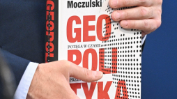 Egzemplarz książki Leszka Moczulskiego pt. „Geopolityka” prezentowany podczas konferencji prasowej w Sejmie nt. przekazania publikacji do zasobów cyfrowych. Fot. PAP/Radek Pietruszka 