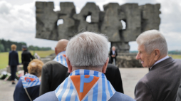 obchody 80. rocznicy utworzenia Związku Byłych Więźniów Politycznych Hitlerowskich Więzień i Obozów Koncentracyjnych pod Pomnikiem Walki i Męczeństwa w Muzeum na Majdanku. Fot. PAP/Karol Zienkiewicz 