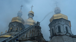 Historyczny klasztor Ławra Peczerska w Kijowie stanął w płomieniach w rezultacie ataku rosyjskich rakiet i dronów. Fot. PAP/Vladyslav Musiienko