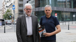 Prof. Jacek Czaputowicz oraz dziennikarz PAP Piotr Śmiłowicz przed siedzibą Polskiej Agencji Prasowej.  Fot.  PAP/Albert Zawada