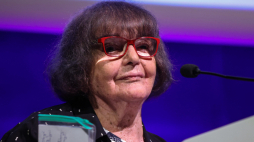 Warszawa, 25.06.2026 r. Dziennikarka i pisarka Hanna Krall podczas uroczystości z okazji 100. rocznicy urodzin byłego więźnia Auschwitz II-Birkenau Mariana Turskiego w Muzeum Historii Żydów Polskich POLIN. Podczas wydarzenia ogłoszono również wyniki pierwszej edycji Konkursu Funduszu „Nieobojętnych” im. Mariana Turskiego. Fot. PAP/Albert Zawada