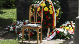Podczas uroczystości przed Pomnikiem Wielkiej Synagogi w Białymstoku stanęło „krzesło pamięci”. Fot. PAP/Artur Reszko 