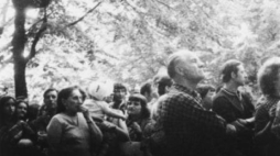 Demonstracja przed budynkiem Komitetu Wojewódzkiego PZPR w Płocku w czerwcu 1976 roku. Fot. IPN