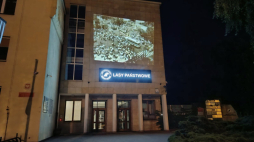 Iluminacja na frontonie dawnego Komitetu Wojewódzkiego PZPR w Radomiu. Fot. IPN - delagatura w Radomiu