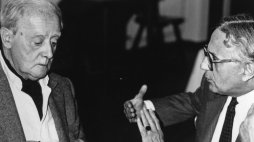 Jerzy Giedroyć (z lewej) i Marek Łatyński podczas rozmowy. Spotkanie z polską emigracją w Monachium, 1987 r. Fot. Narodowe Archiwum Cyfrowe