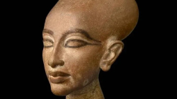 Głowa prawdopodobnie księżniczki Meritaten, najstarszej córki Echnatona. Wykopana przez Deutsche Orient-Gesellschaft w 1912 roku w pracowni głównego rzeźbiarza Totmesa w Tell el-Amarna./Źródło: Muzeum Egipskie