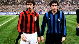 Franco Baresi (po lewej) i jego brat Giuseppe w derbach Mediolanu z sezonu 1979-1980. Fot. Wikimedia Commons/Matt Evans, Sibling Rivalry – The Baresi Brothers: The Great & The Good, su beyondthelastman.com, 11 novembre 2019