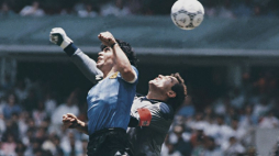 Diego Maradona w meczu ćwierćfinałowym mundialu w 1986 roku z Meksyku. Fot. wikipedia