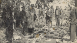 Na zdjęciu ofiary napadu na pociąg na trasie relacji Bełżec–Rawa Ruska dokonanego 16 czerwca 1944 roku w okolicy wsi Zatyle przez nacjonalistów ukraińskich. Autor: nieznany. Sygnatura: IPN Lu 81/1557 t. 1 (sygn. kopii cyfrowej IPNLU-2-21-1-27)/Źródło: https://zbrodniawolynska.pl/zw1/galeria-1/149,Galeria-zdjec.html