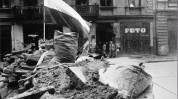Warszawa, sierpień 1944 r. Jedna z setek powstańczych barykad, jakie wznieśli mieszkańcy podczas powstania warszawskiego. Fot. PAP/CAF reprod