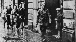 Patrol por. Stanisława Jankowskiego ps. Agaton z batalionu Pięść w pierwszym dniu powstania warszawskiego. Fot. Reprodukcja (PAP)