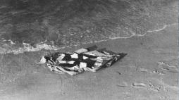 Kołobrzeg, 18.03.1945 r. Pozostałości po Niemcach na kołobrzeskim brzegu: flaga ze znakiem swastyki. Fot. PAP/CAF