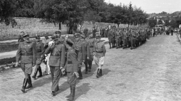 Kielce, 1946-07-08. Pogrzeb ofiar pogromu kieleckiego. Fot. PAP/Jerzy Baranowski