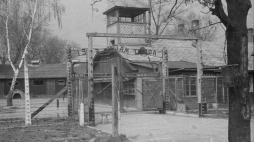 Oświęcim, 1947-04. Obóz koncentracyjny Auschwitz - Birkenau. Nz. brama wykonana w obozowej ślusarni z napisem: "Arbeit macht frei". Fot. PAP/Stanisław Dąbrowiecki 