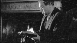 Nieborów 1952. Poeta, pisarz, satyryk Konstanty Ildefons Gałczyński (1905-1953) w domu pracy twórczej dla ludzi nauki i artystów, który utworzono w pałacu Radziwiłłów w Nieborowie. Fot. PAP/Wiktor Janik