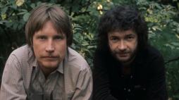 Polska lata 70. Marek Tomaszewski (L) i Wacław Kisielewski - duet fortepianowy Marek i Wacek. Fot. PAP/Jan Bortkiewicz 