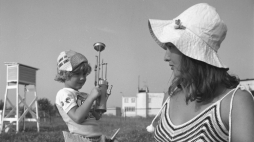 Kętrzyn 23.06.1978 r. Stacja Meteorologiczna IMiGW (Instytut Meteorologii i Gospodarki Wodnej). Starsza obserwatorka Anna Wiśniewska zapisuje wyniki obserwacji w dzienniku synoptycznym. Fot. PAP/Stanisław Moroz