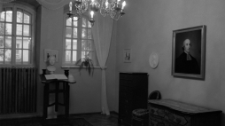Muzeum im. Johanna Gottfrieda Herdera - Oddział Muzeum Warmii i Mazur w Olsztynie mieści się w Pałacu rodu zu Dohna (Pałac Dohnów). Nz. fragment ekspozycji, m.in. portret Johanna Gottfrieda von Herdera (P), niemieckiego filozofa, pastora, pisarza, obywatela Morąga, 1980 r. Fot. PAP/Irena Jarosińska