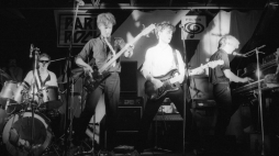 Poznań maj 1983. Rock w Arenie. Koncert muzyki rockowej w Hali Widowiskowo-Sportowej Arena. Na scenie zespół Republika, od lewej: perkusista Sławomir Ciesielski, basista Paweł Kuczyński, gitarzysta Zbigniew Krzywański, lider, wokalista, muzyk Grzegorz Ciechowski. Fot. PAP/Longin Wawrynkiewicz 