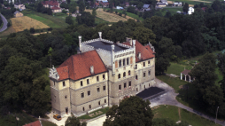 Pałac Mirów, rezydencja Myszkowskich zbudowana w XVI wieku, częściowo nadbudowana w XIX wieku, 1986 r. Fot. PAP/Ireneusz Sobieszczuk Leszek Wróblewski