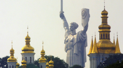 Kijów, Ukraina, 28.08.2001. 100-metorwy monument symbolizujący zwycięstwo w II Wojnie Światowej górujący nad kijowską Ławrą Peczerską. Fot. PAP/EPA SERGEI SUPINSKY