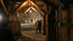 Wieliczka, 20.04.2006 r. Odrestaurowana komora Maria Teresa II w kopalni soli w Wieliczce. Fot. PAP/Jacek Bednarczyk