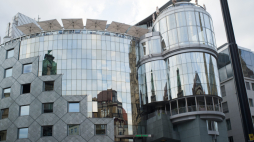Odbicie w okna budynku katedry Świętego Szczepana Męczennika na Stephansplatz w centrum Wiednia. Fot. PAP/Grzegorz Michałowski