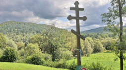 Krzyż przy cerkwi w Szczawnem. Fot. PAP/Waldemar Maluga