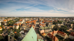 Gniezno, 20.09.2020 r. Panorama miasta z tarasu widokowego Bazyliki prymasowskiej Wniebowzięcia Najświętszej Maryi Panny w Gnieźnie. Fot. PAP/Archiwum Kalbar