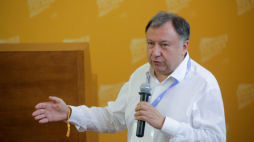 Olsztyn, 27.08.2022 r. Ukraiński dziennikarz i poseł Mykoła Kniażycki podczas debaty "Nasz nowy świat po wojnie. Polska z Ukrainą. Razem w UE? Nowy traktat?" w ramach drugiej edycji Campusu Polska Przyszłości w Olsztynie. Fot. PAP/Tomasz Waszczuk