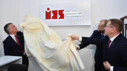 Gdańsk, 29.11.2022. Sekretarz stanu w Ministerstwie Kultury i Dziedzictwa Narodowego Jarosław Sellin (L), dyrektor Instytutu Dziedzictwa Solidarności Mateusz Smolana (2P) i zastępca przewodniczącego i skarbnik KK NSZZ Solidarność Jerzy Jaworski (P) podczas uroczystości otwarcia siedziby Instytutu Dziedzictwa Solidarności w Gdańsku. Fot. PAP/Adam Warżawa