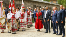 Oświęcim, 14.06.2024 r. Dyrektor Centrum Historii i Kultury Romów w Oświęcimiu Władysław Kwiatkowski (trzeci od prawej) podczas upamiętnienia pod Ścianą Śmierci na terenie byłego nazistowskiego obozu koncentracyjnego Auschwitz w Oświęcimiu. Fot. PAP/Jarek Praszkiewicz