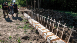 Puźniki, Ukraina, 6.09.2025 r. Pogrzeb ekshumowanych szczątków polskich ofiar zbrodni wołyńskiej na terenie dawnej wsi Puźniki w dzisiejszym obwodzie tarnopolskim na zachodzie Ukrainy. Fot. PAP/Vladyslav Musiienko