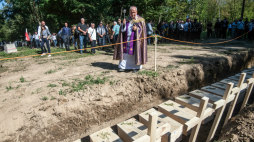 Puźniki, Ukraina, 06.09.2025 r. Pogrzeb ekshumowanych szczątków polskich ofiar zbrodni wołyńskiej na terenie dawnej wsi Puźniki w dzisiejszym obwodzie tarnopolskim na zachodzie Ukrainy. Fot. PAP/Vladyslav Musiienko