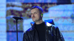 Błażej Król podczas koncertu "Wspólna Niepodległa" 11 listopada 2025 r. Fot. Marcin Obara/PAP 