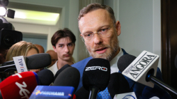  Szef KPRP Zbigniew Bogucki (P) podczas wypowiedzi dla mediów w Sejmie w Warszawie. Fot. PAP/Paweł Supernak