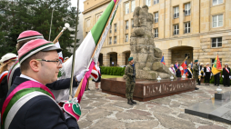 Uroczystości przed pomnikiem Martyrologii Profesorów Lwowskich przy pl. Grunwaldzkim we Wrocławiu. Fot. PAP/Maciej Kulczyński